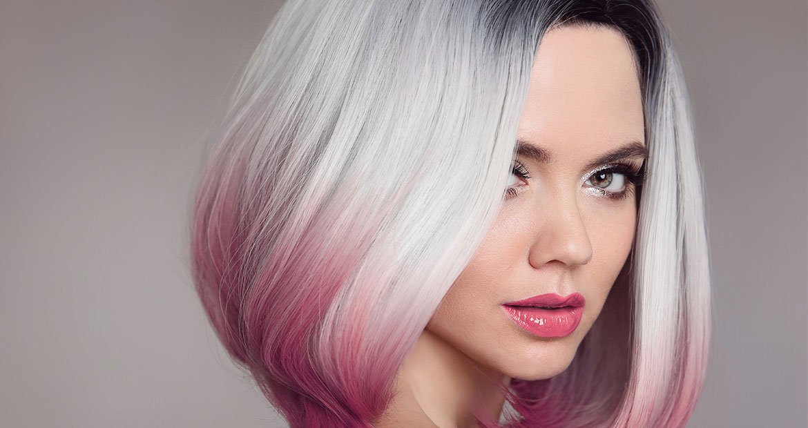 Modelo com cabelo curto platinado com pontas roxas
